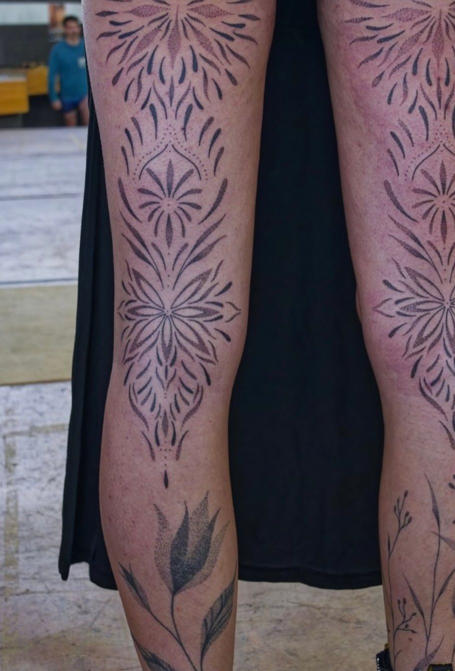 L'arrière des deux jambes couvert d'ornements symétriques en pointillé