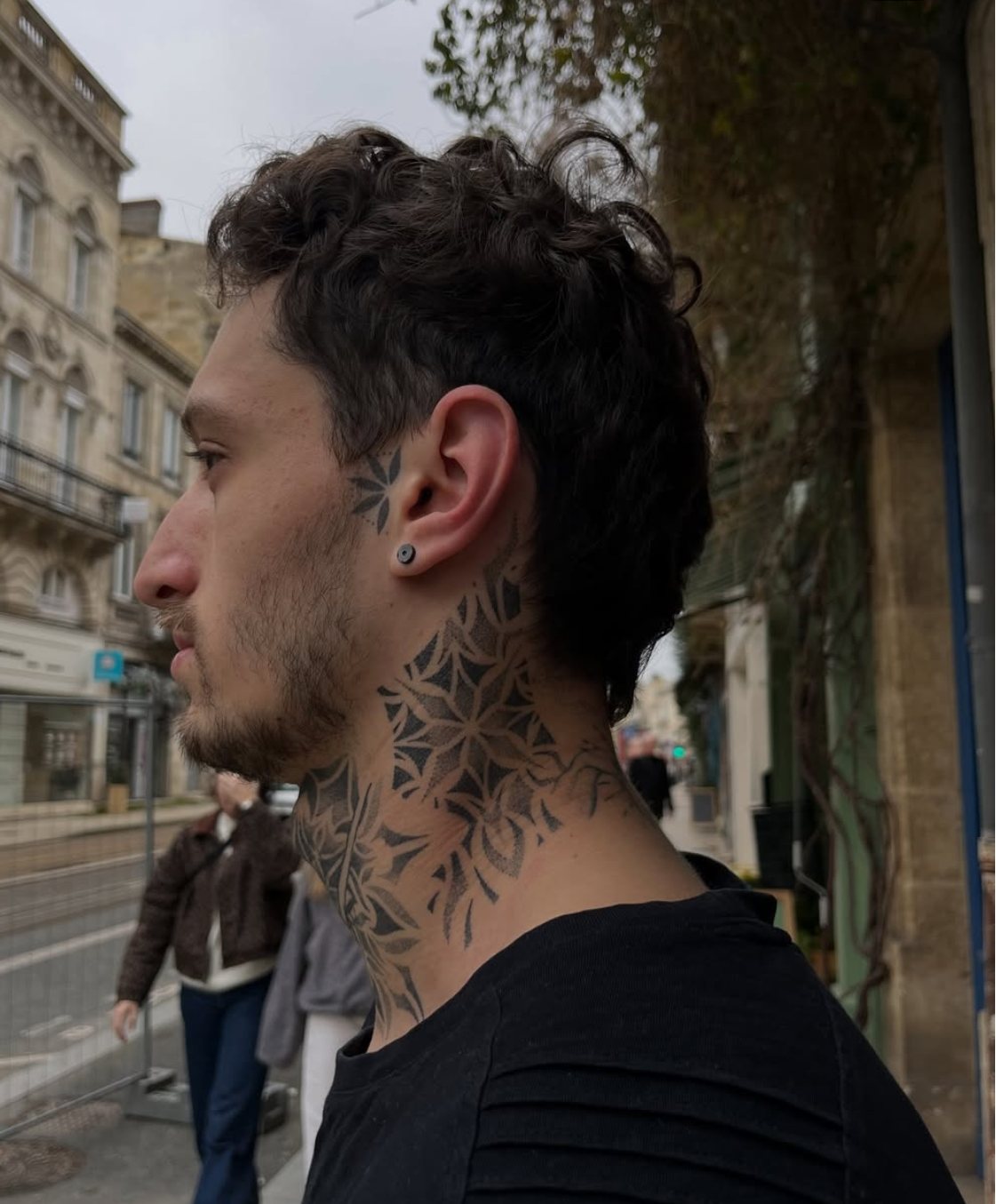 Une nuque et un cou couverts d'un mandala en pointillé